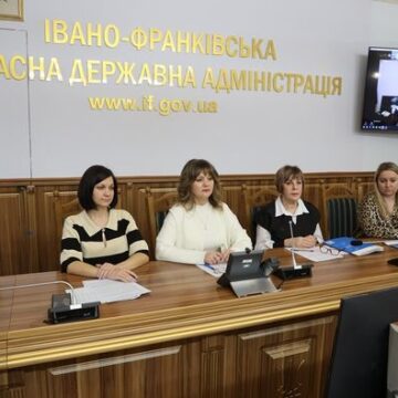 На Прикарпатті обговорили питання виплат допомоги на проживання ВПО