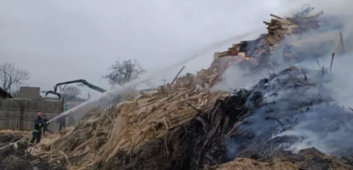 Вогнеборці ліквідували пожежу на території підприємства у Галичі