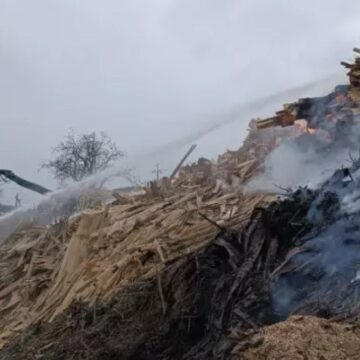 Вогнеборці ліквідували пожежу на території підприємства у Галичі
