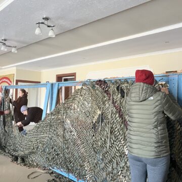 Мешканці Журак сплели для захисників два десятки маскувальних сіток