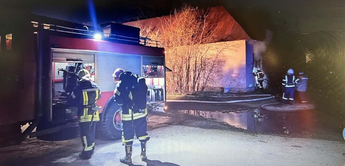 У Вигоді серед ночі трапилась пожежа в будівлі недіючої школи-інтернат (ФОТОФАКТ)