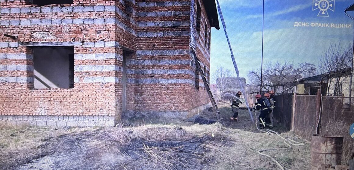 Вогнеборці ліквідували пожежу будинку в селі Підпечери (ФОТОФАКТ)