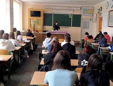 (Не)дитячі стосунки online: співробітники ювенальної превенції поліції Прикарпаття проводять профілактичні уроки підліткам