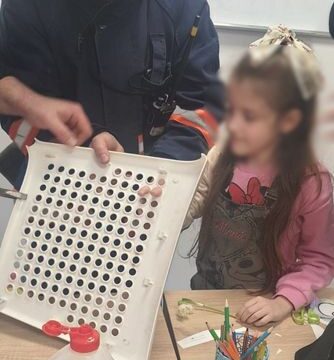 Рятувальники допомогли вивільнити пальці дівчинки з конструкції крісла Рятувальники допомогли вивільнити пальці дівчинки з конструкції крісла