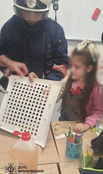 Рятувальники допомогли вивільнити пальці дівчинки з конструкції крісла
