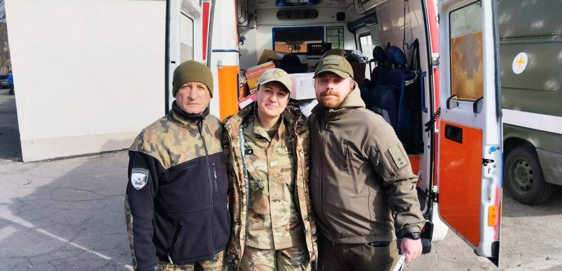 Для потреб Збройних Сил України передано автомобілі та допомогу з Тлумацької громади