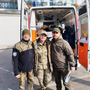 Для потреб Збройних Сил України передано автомобілі та допомогу з Тлумацької громади