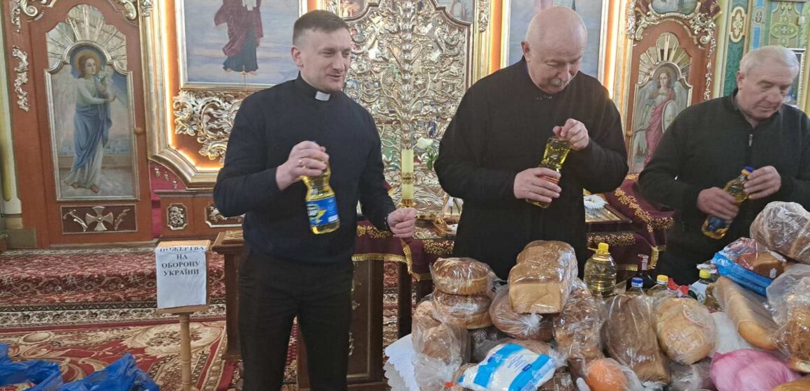 Вірні с. Ямниця передали продуктові набори для потребуючих