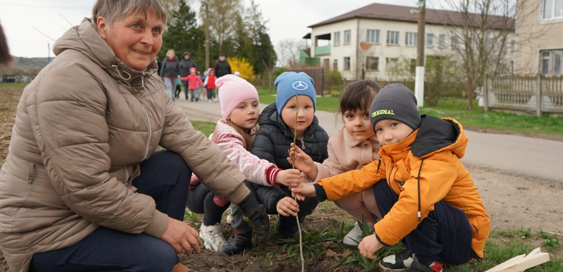 У селі Тустань висадили саджанці фундука та горіха (ФОТО)