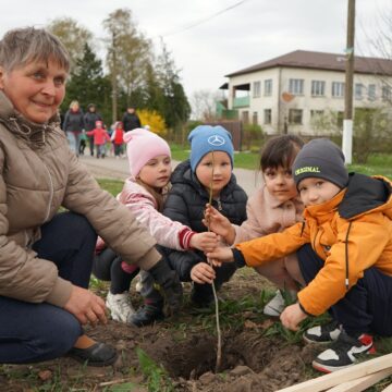 У селі Тустань висадили саджанці фундука та горіха (ФОТО)
