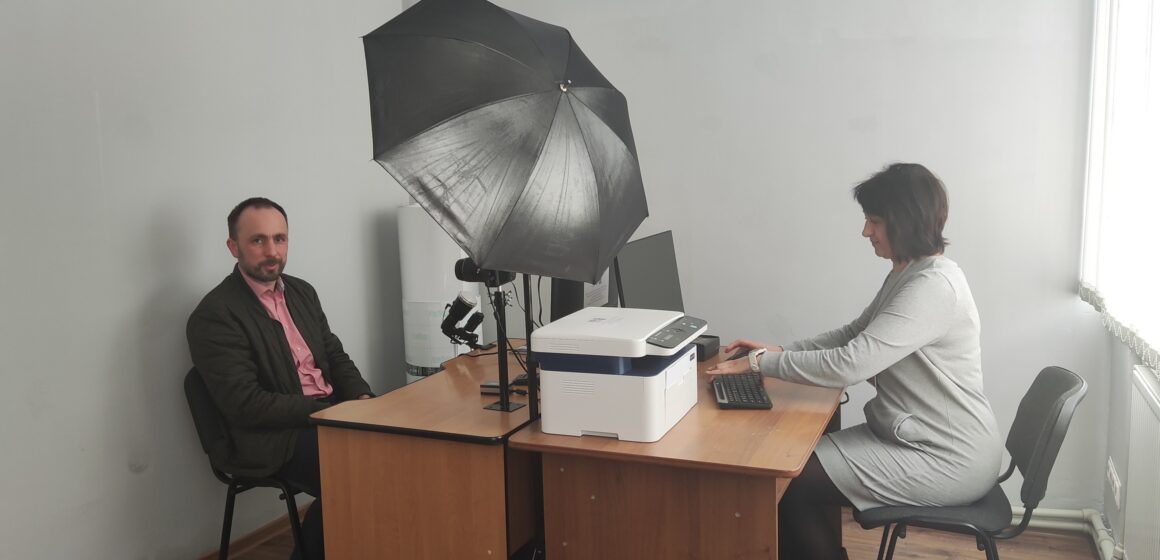 Печеніжинській громаді передали робочу станцію для оформлення паспортів у формі ID-картки