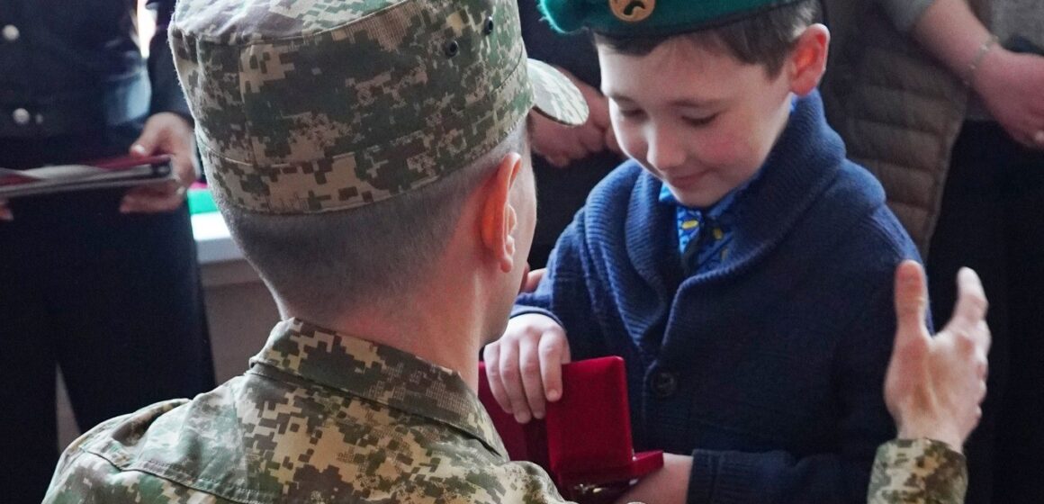 Першокласнику Лисецького ліцею передали берет та нагороди загиблого батька-прикордонника