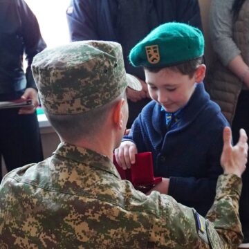 Першокласнику Лисецького ліцею передали берет та нагороди загиблого батька-прикордонника Першокласнику Лисецького ліцею передали берет та нагороди загиблого батька-прикордонника