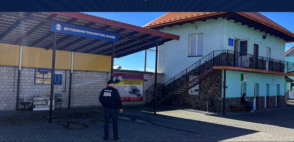Співробітницю Івано-Франківського експертного центру МВС викрили на корупції