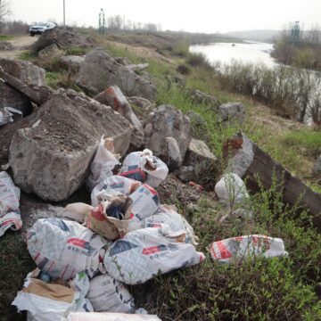 «Полюватимуть» на порушників: у Коломийській громаді в місцях утворення стихійних сміттєзвалищ встановили фотопастки