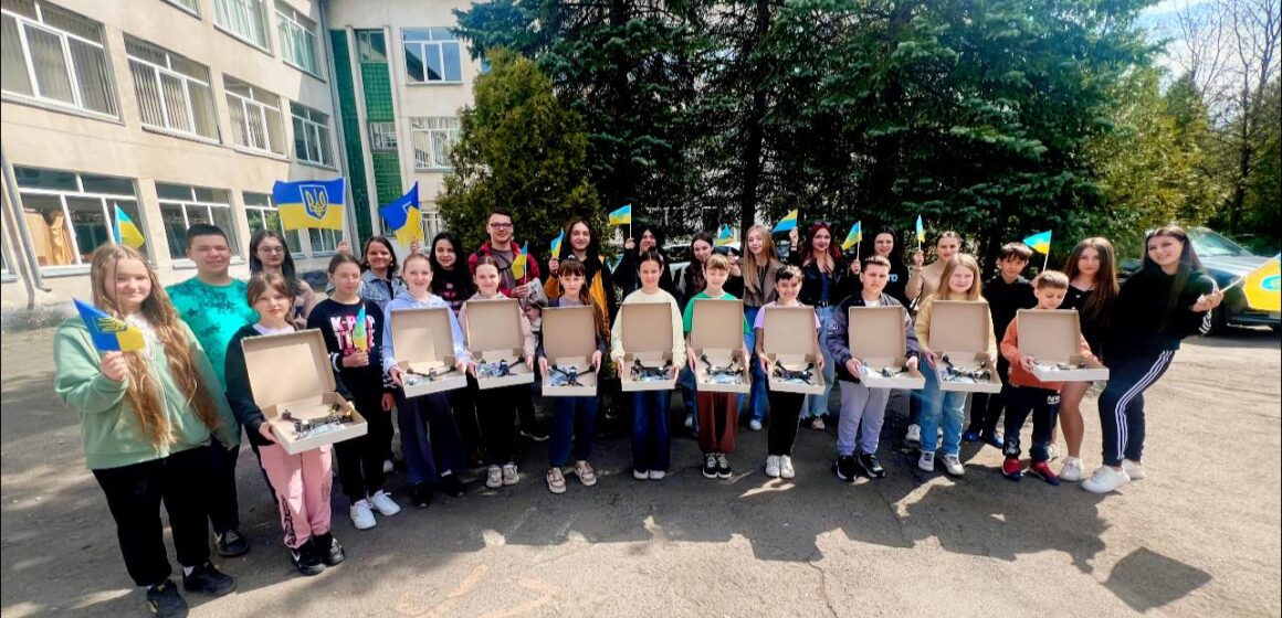 Учні франківського ліцею передали на передову 10 дронів