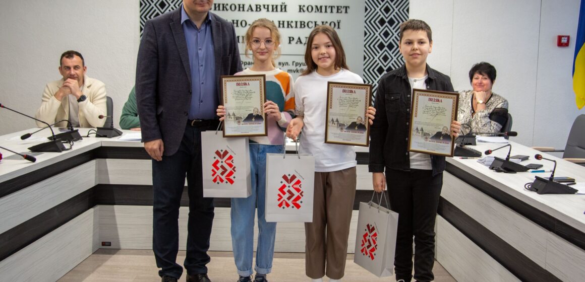 Руслан Марцінків вручив подяки дітям-волонтерам