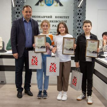 Руслан Марцінків вручив подяки дітям-волонтерам