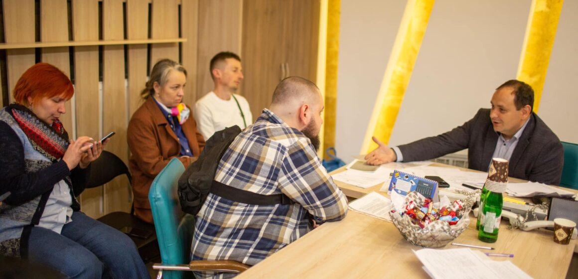 Руслан Марцінків зустрівся з представниками громадськості, які проти будівництва каплиці УГКЦ біля міського озера Руслан Марцінків зустрівся з представниками громадськості, які проти будівництва каплиці УГКЦ біля міського озера