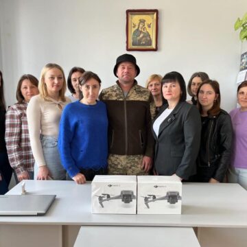 Посилення оборони: із Дзвиняцької громади передали захисникам чергову партію «мавіків» (ФОТО)
