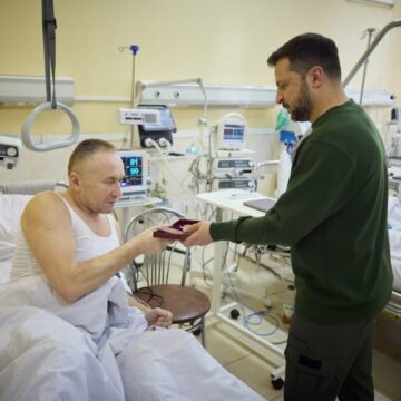 Президент особисто вручив нагороду пораненому захиснику з Калущини Володимиру Кавчаку