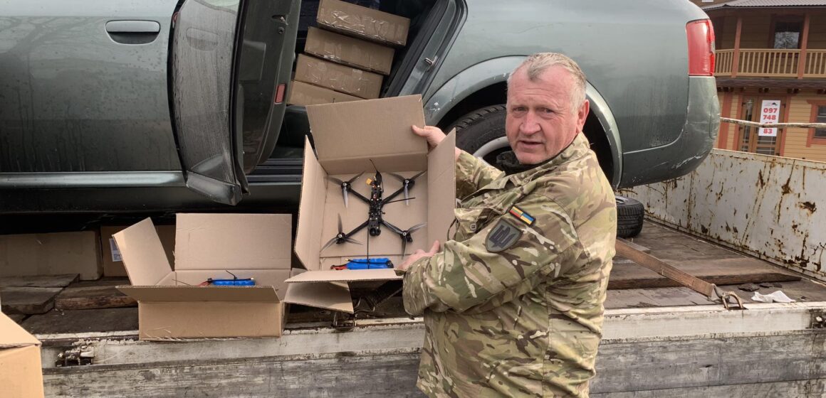 Кутська громада відправила на фронт 2 позашляховики та 24 дрони