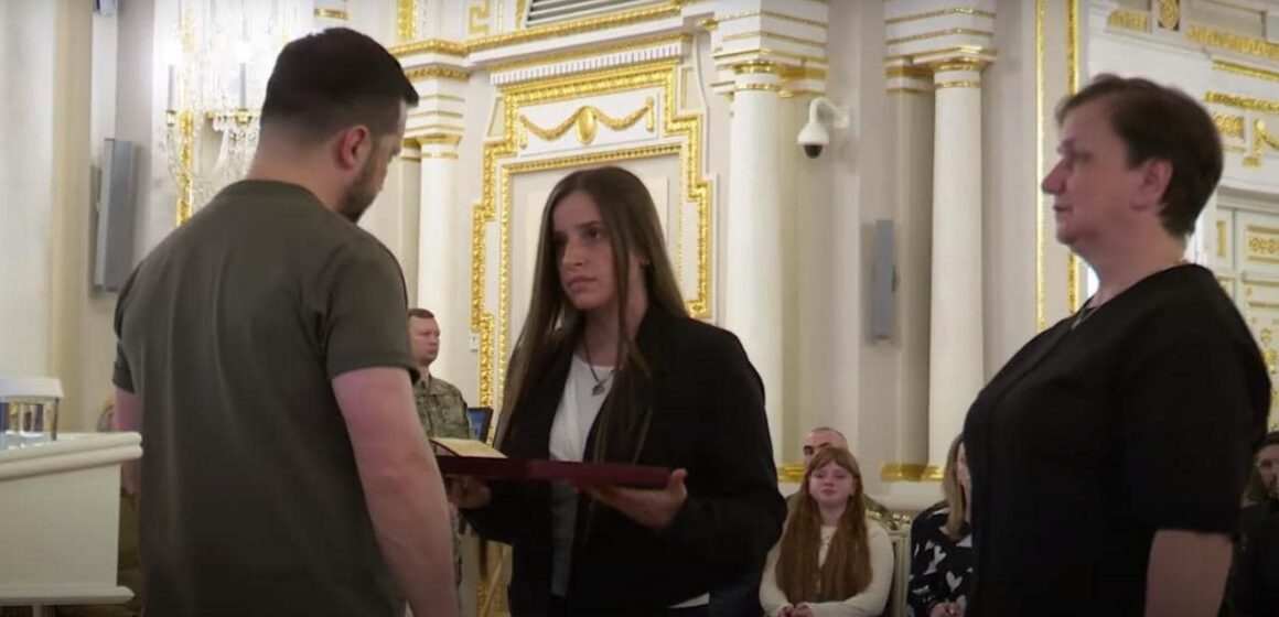 Володимир Зеленський вручив рідним полеглого капітана ЗСУ з Косівщини Івана Кримського орден «Золота Зірка»