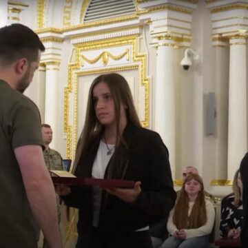 Володимир Зеленський вручив рідним полеглого капітана ЗСУ з Косівщини Івана Кримського орден «Золота Зірка»