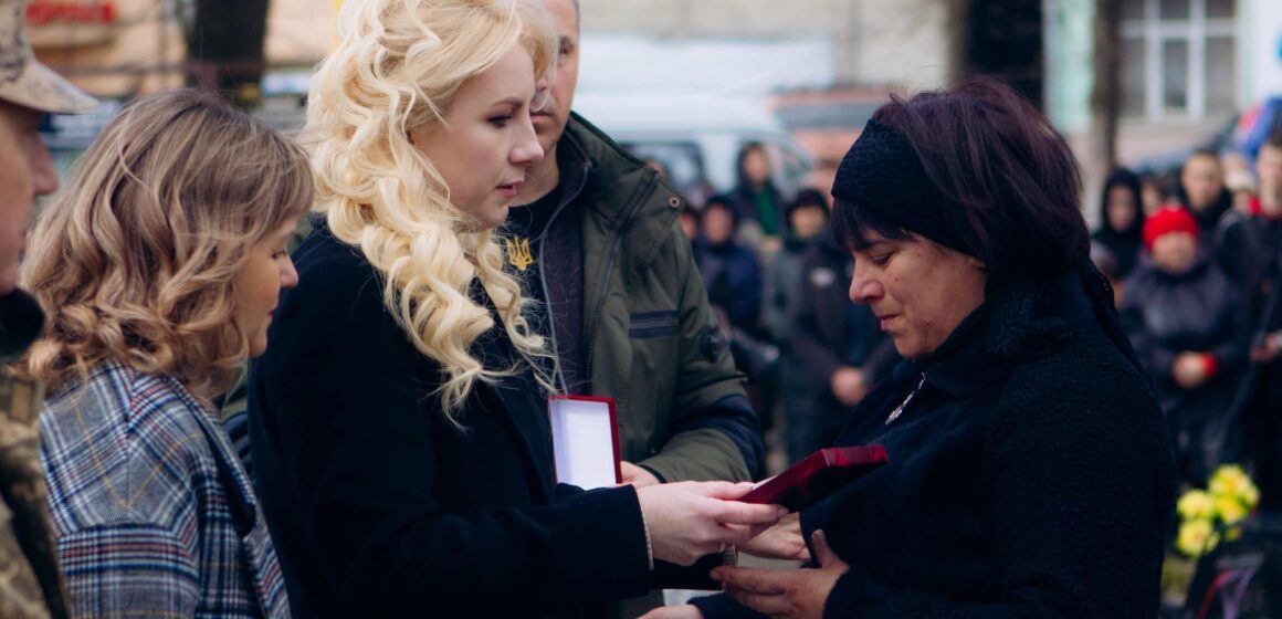Рідним полеглих захисників із Косівського та Верховинського районів вручили державні та обласні відзнаки (ФОТО)
