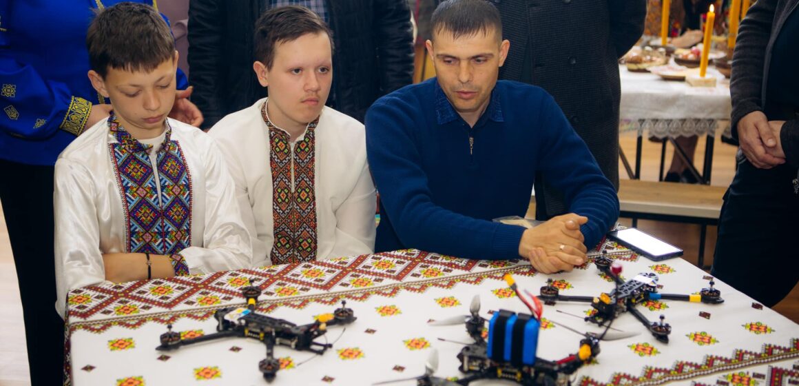 На Верховинщині школярі на уроках фізики збирають дрони-камікадзе для захисників (ФОТО)