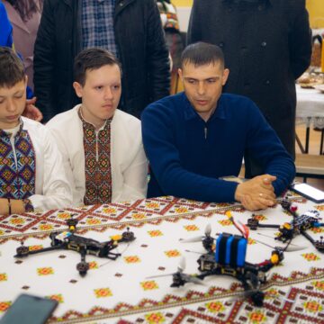 На Верховинщині школярі на уроках фізики збирають дрони-камікадзе для захисників (ФОТО)