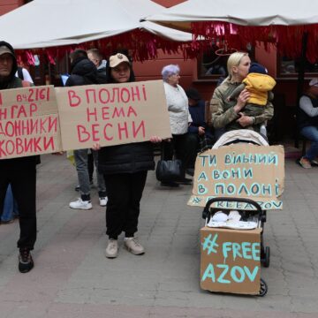 “В полоні нема весни”: в Івано-Франківську рідні полонених вийли на акцію-нагадування