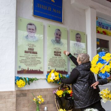 В Івано-Франківську відкрили анотаційні дошки Героям Андрію Чепілю та Олегові Паркулабу