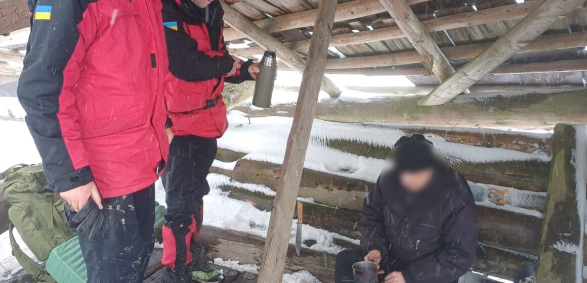 Гірські рятувальники надали допомогу знесиленому туристу з переохолодженням (ФОТО)