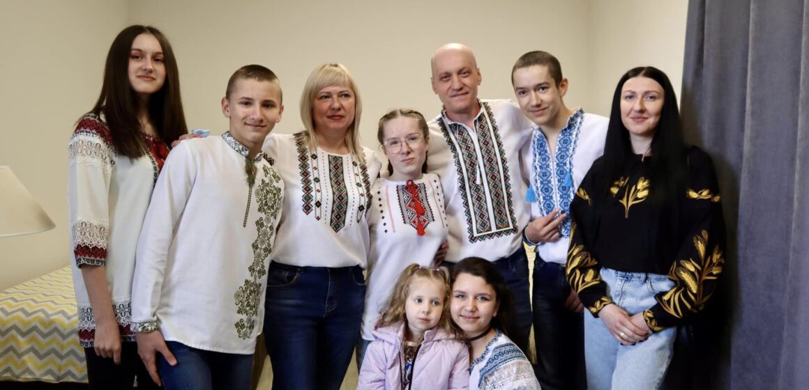 Дитячий будинок сімейного типу із Херсонщини отримав ключі від домівки у Коломиї (ФОТО)