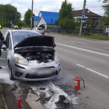 В Івано-Франківську посеред дороги загорівся легковик (ФОТОФАКТ)