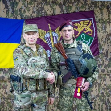 Головнокомандувач нагородив “Золотим тризубом” прикарпатця Степана Лінецького Головнокомандувач нагородив “Золотим тризубом” прикарпатця Степана Лінецького