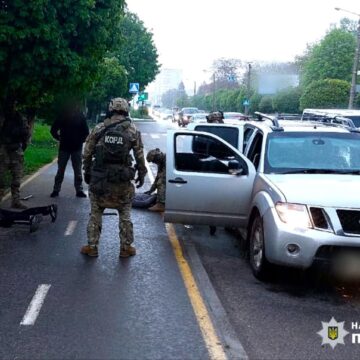 Викрали понад 8 мільйонів гривень, перевдягнувшись у військових: поліція Прикарпаття затримала грабіжників