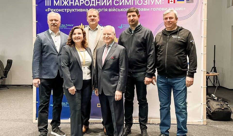 Пластичні хірурги зі США та Канади тиждень оперуватимуть пацієнтів із пораненнями обличчя на Прикарпатті Пластичні хірурги зі США та Канади тиждень оперуватимуть пацієнтів із пораненнями обличчя на Прикарпатті