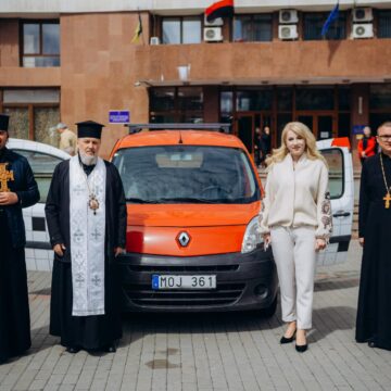 Релігійна спільнота Прикарпаття придбала для військового капелана автомобіль (ФОТО)