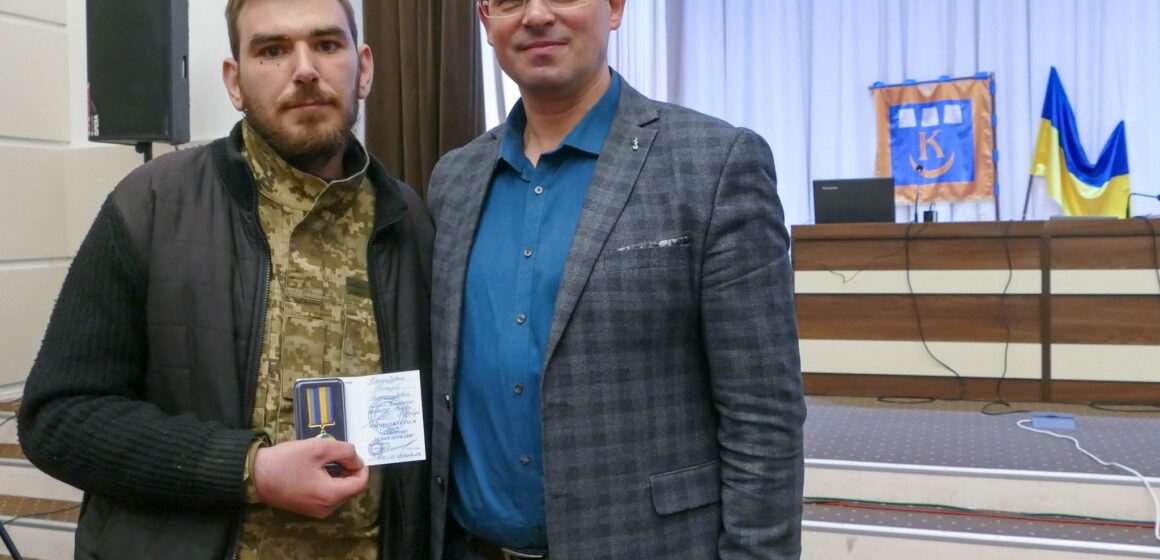 Тяжко пораненому захисникові з Калуської громади Віталію Бородакевичу вручили медаль «За оборону рідної держави»
