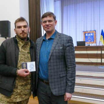 Тяжко пораненому захисникові з Калуської громади Віталію Бородакевичу вручили медаль «За оборону рідної держави»