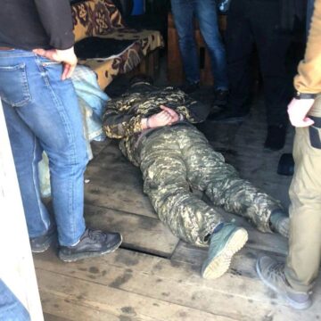 Передав підприємцю у користування мобілізований автокран: на Прикарпатті затримали на хабарі військового посадовця