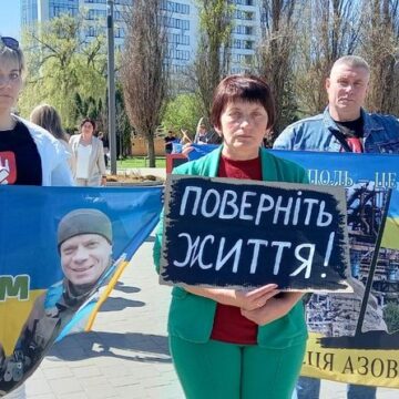 “Ми боремося і чекаємо”. У Франківську відбулася акція “Free Azov” на підтримку військовополонених