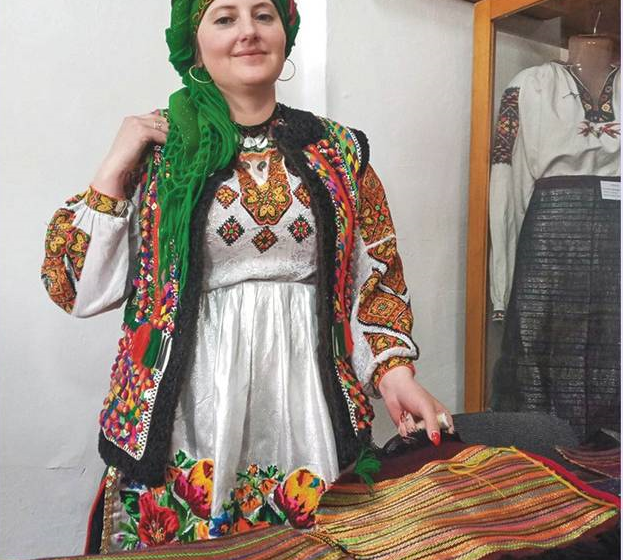 Продовжує родинне ремесло: 38-річна Любов Пониполяк з Прикарпаття тче запаски
