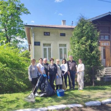 В усіх закладах освіти Болехівської міської ради тривають роботи з впорядкування територій В усіх закладах освіти Болехівської міської ради тривають роботи з впорядкування територій