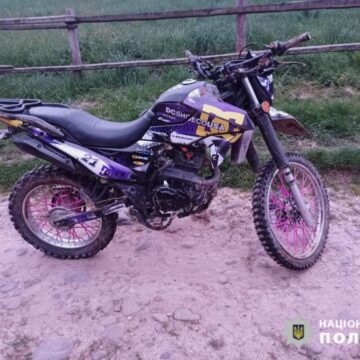 Неповнолітній мотоцикліст вчинив ДТП на Рожнятівщині, в якій постраждала пасажирка