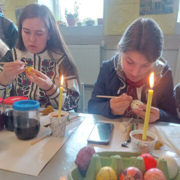 Виготовлені вихованцями Городенківського ЦДЮТ Великодні писанки представлять на виставці-продажу в центрі міста