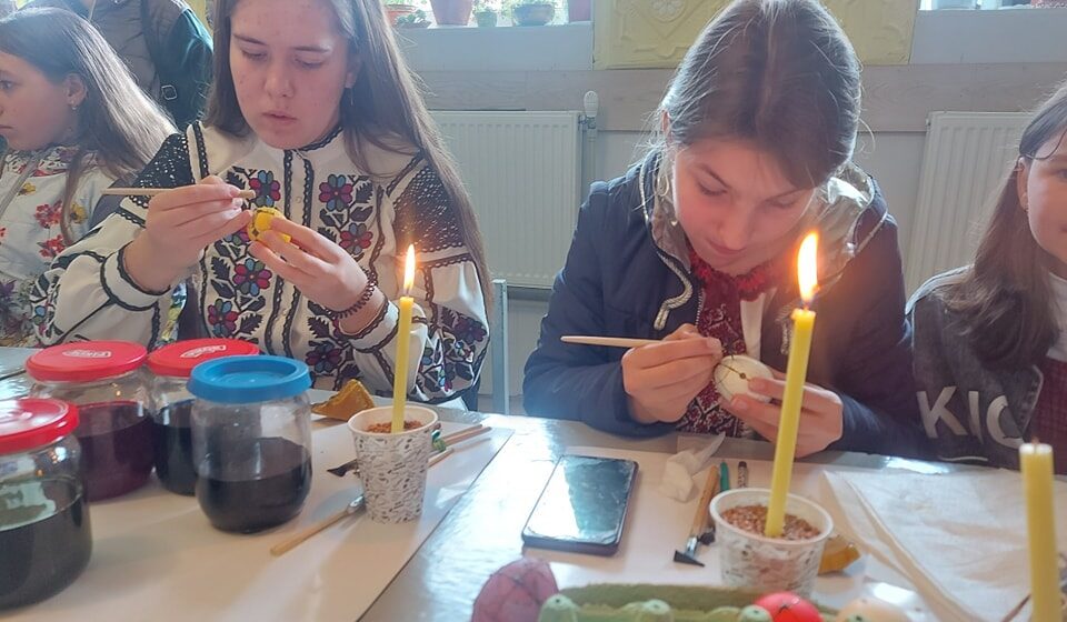Виготовлені вихованцями Городенківського ЦДЮТ Великодні писанки представлять на виставці-продажу в центрі міста