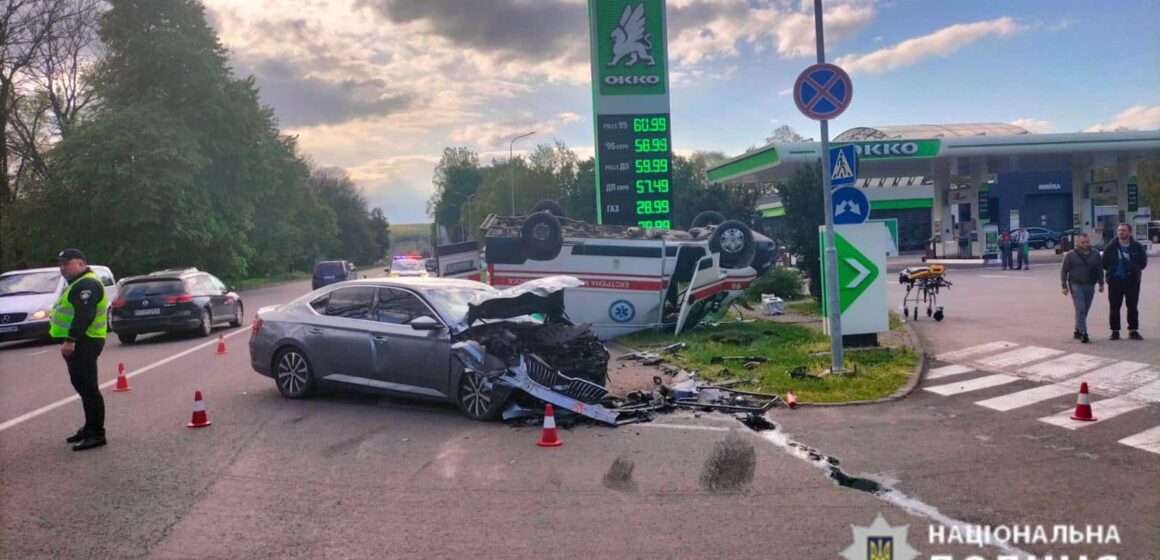 На Калущині зіткнулися легковик та “швидка допомога”
